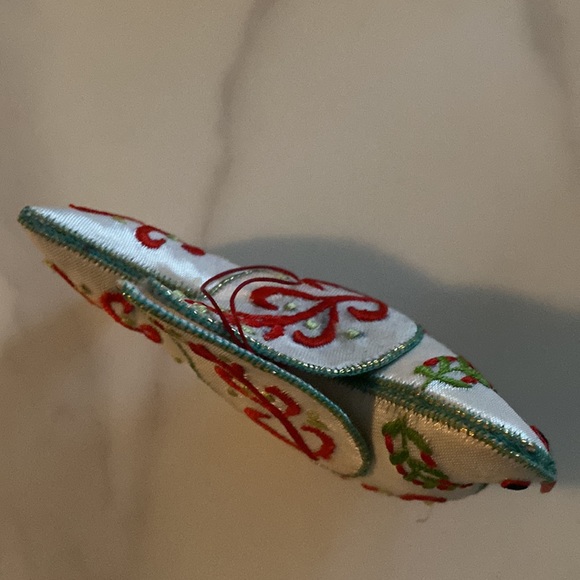 Vintage red embroidered silk like dove - Picture 2 of 5